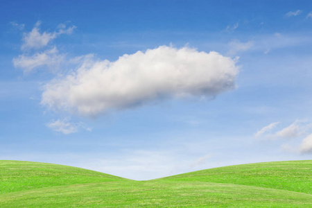 生态绿色的土地。羽毛云彩在蓝天, 在绿色草甸伟大作为背景