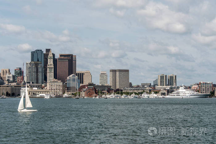在一个晴朗的夏日, 美国马萨诸塞州波士顿地平线前的查尔斯河上的帆船