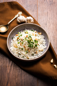 大蒜炒饭熟白香米炒饭大蒜, 配以黄豆, 流行的印度食谱
