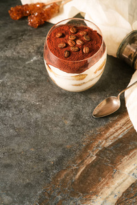意大利传统甜点提拉米苏。黑暗的背景