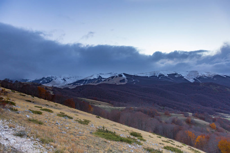 Roccaraso, 意大利。2017年10月13日。风景等待冬天和雪给最好的它