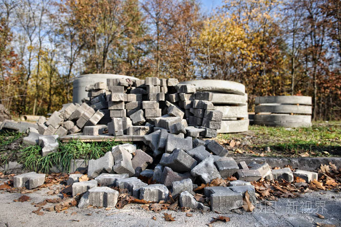 乱残破的旧路面砖堆