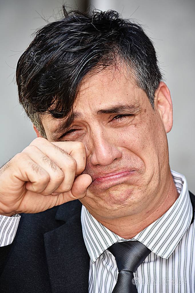 含泪不同的人穿西装和领带
