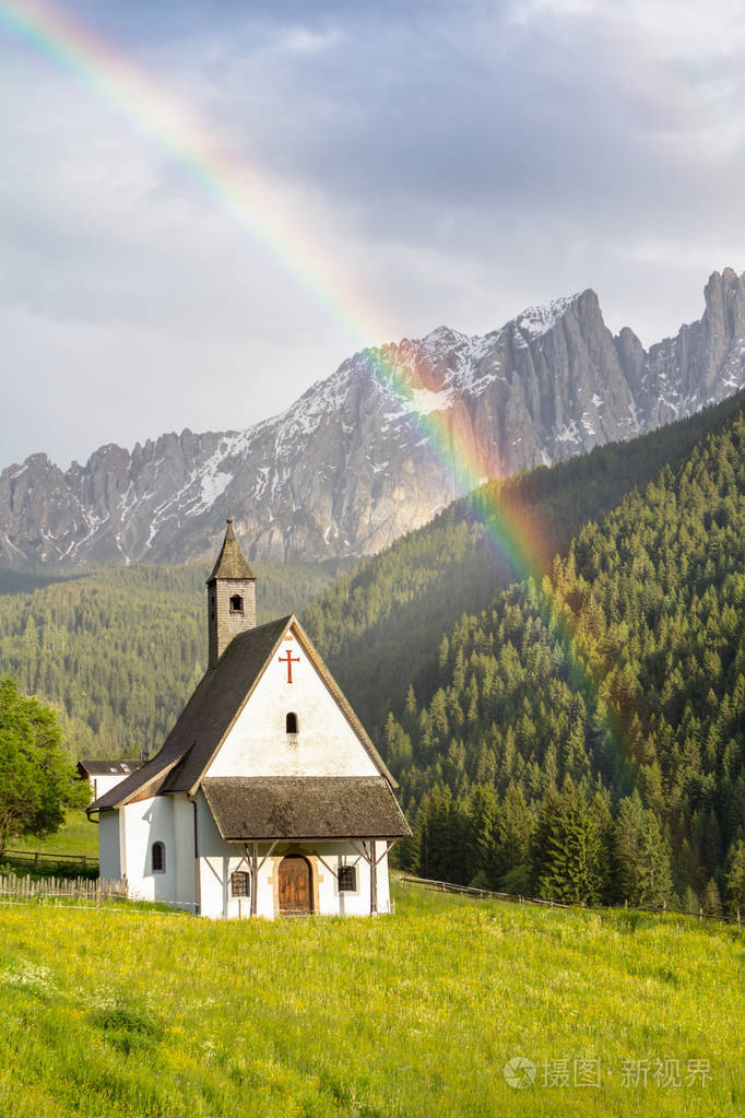 彩虹下阿尔卑斯山的小教堂