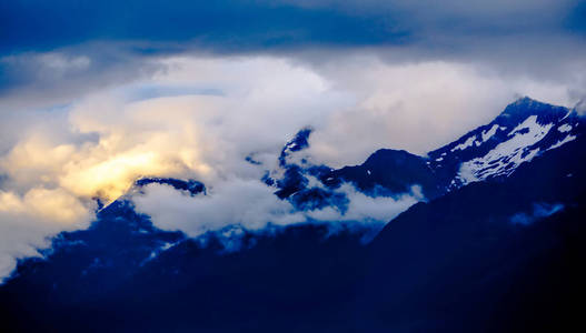 阿拉斯加自然和山在6月在日落