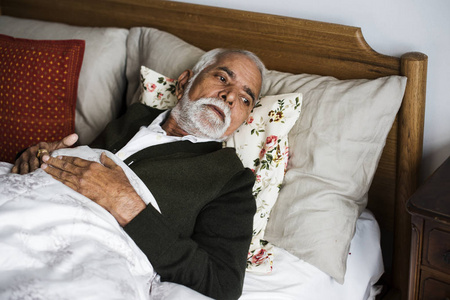 安老印第安人躺在养老院的床上图片