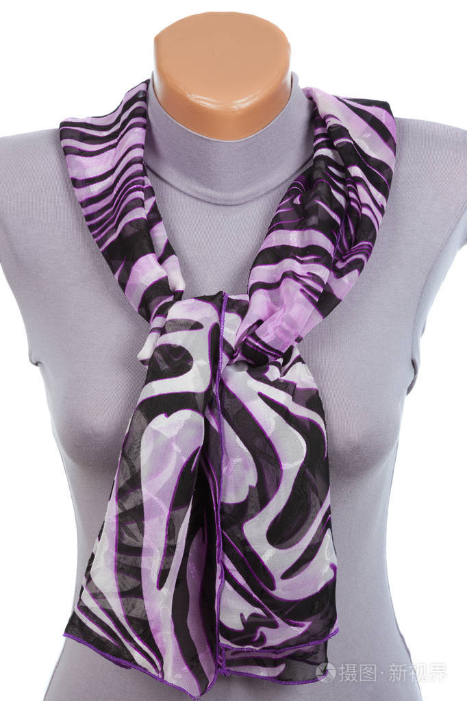 模特在白色背景上孤立的淡紫色围巾