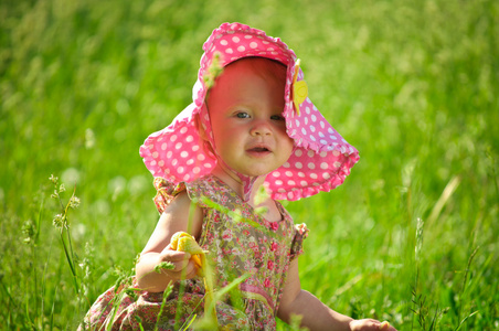 可爱的小宝宝坐在草地上