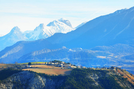 阿尔卑斯山山顶和湖附近的一个小山村