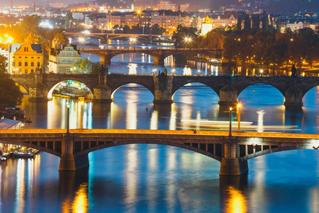 桥梁与历史性查理大桥和伏尔塔瓦河河在晚上在布拉格，捷克共和国的观点