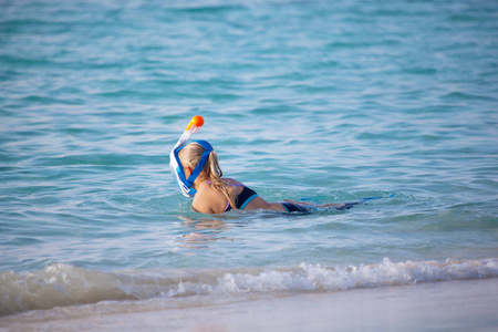 一个年轻的女人在海洋里浮潜