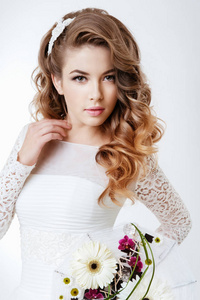 穿着白色婚纱的年轻漂亮女人的时尚肖像, 摆着鲜花的花束