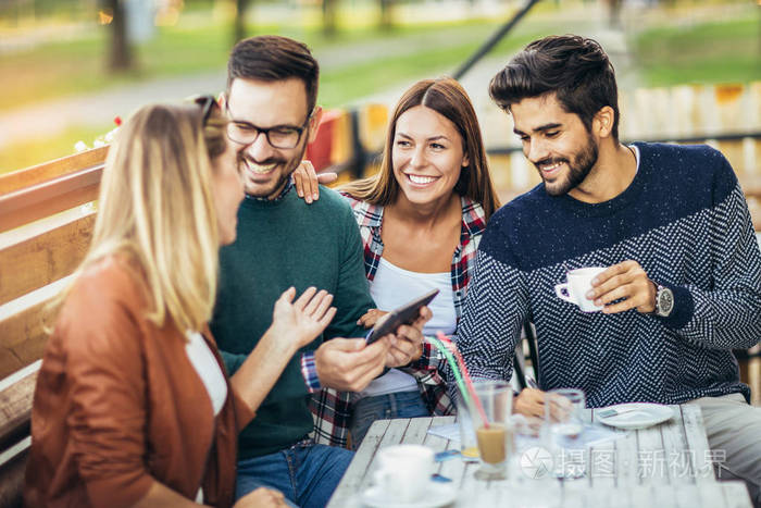 一群四朋友一起喝咖啡.