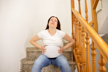 肚子疼得在怀孕照片