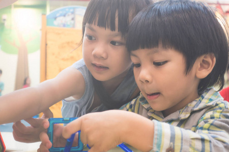两个小孩子在教室里玩教育玩具图片