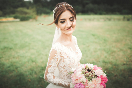 令人惊叹的新娘，留着长头发和大花束的合影的肖像