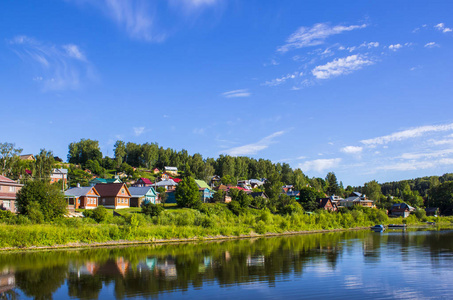 从伏尔加河 Plyos 的小古镇的景观。风景如画的 Plyos俄罗斯 plein 空气艺术家最喜欢的地方