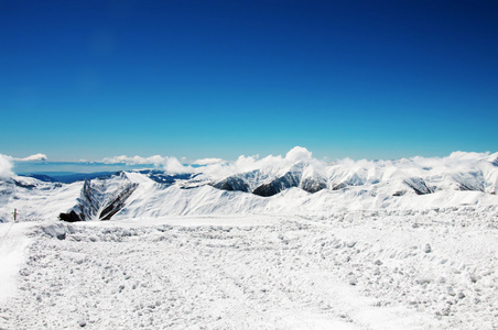 冬天大雪下的高山