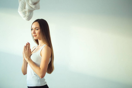 练习瑜伽和冥想的女人, 手捧手掌合十手印
