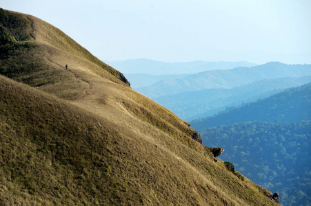 在山上旅行