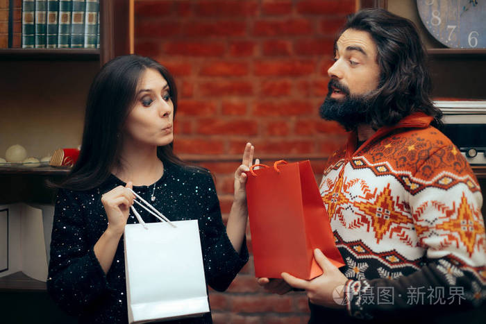 庆祝夫妇在家里交换礼品袋