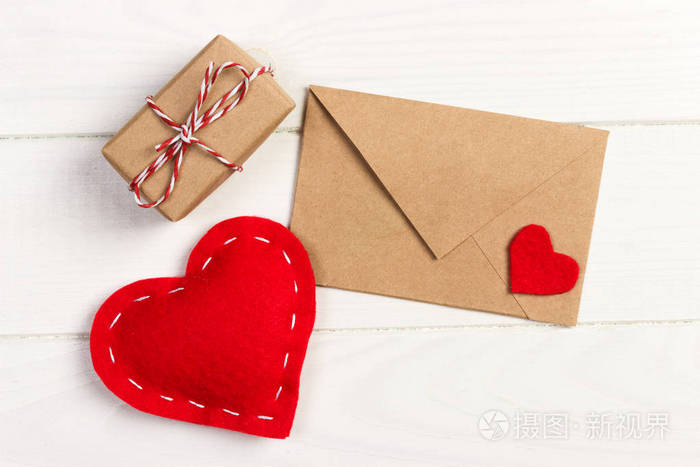 信封邮件与红心和礼品盒白色木背景.情人节贺卡, 爱或婚礼的问候概念