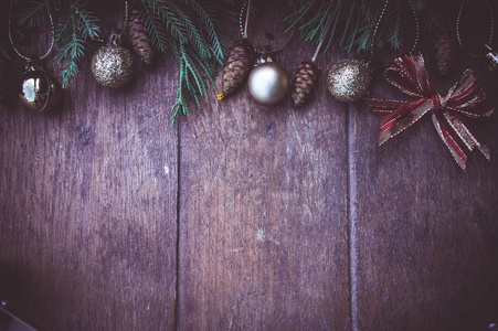 旧木背景下的圣诞舞会装饰图片