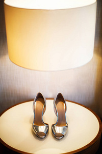 桌上的结婚鞋和白灯