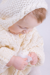 明亮的可爱宝宝穿毛衣的肖像