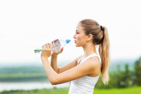 户外运动后饮用水的年轻女性画像
