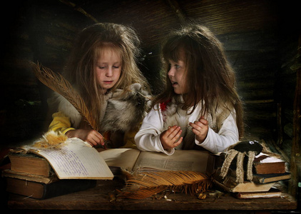 两个女孩装扮成童话人物, 童话人物奶奶 ezhka, 女孩玩耍
