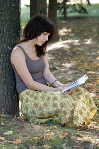 女孩在公园看书图片