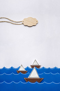 爱船。创意情人节的概念照片在海上的船上白色背景纸