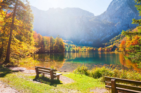 美丽的湖在奥地利阿尔卑斯图片