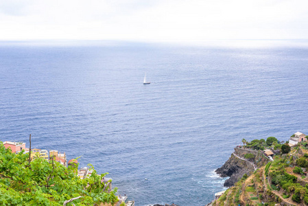 美丽的景色 Manarola 山脉和海洋的一部分