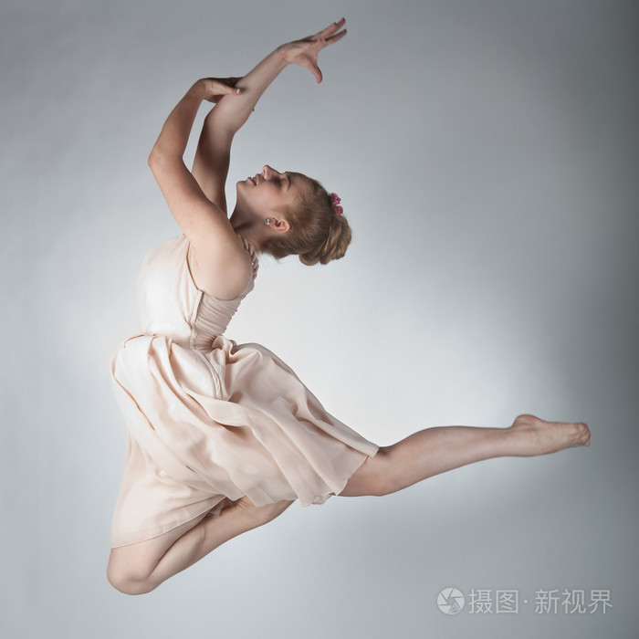 美丽的女孩跳舞