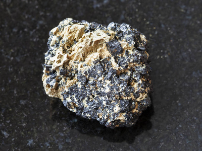 深色背景下的钙钛矿石