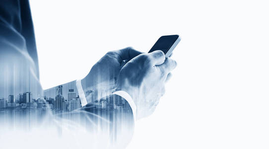 双曝光商人使用移动智能手机与现代建筑, 在白色背景