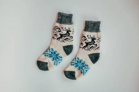 为寒冷季节手工针织袜子。视图。许多不同的蓝色颜色袜子