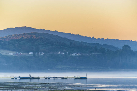 智利 Chiloe 岛的湖泊和丘陵景观