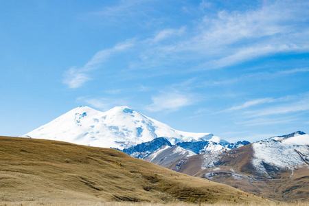 风景全景 Elbrus 山与秋天小山白天