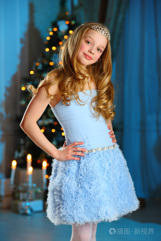 美丽的金发女孩在童话公主服装在除夕夜.