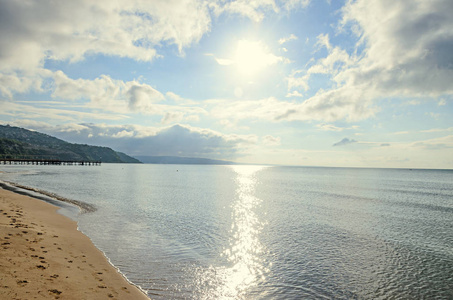 黑海海滩从 Albena，保加利亚与金黄色的沙滩，蓝色