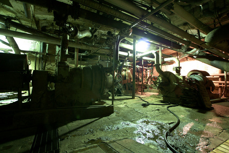 墙壁纹理与手绘工业老被遗弃脏空吓人工厂内部老废弃的工厂钢结构梁的