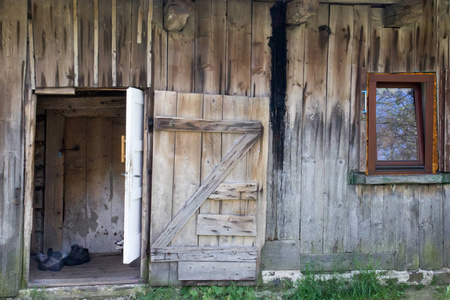 外观与敞开的门老木农村房子图片