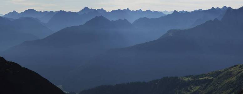 Lechtal 阿尔卑斯山笼罩在晨雾, Holzgau, 蒂罗尔, 奥地利, 欧洲