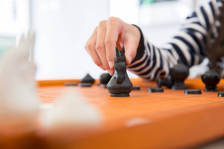 特写棋球员手移动棋马