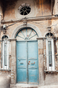 有蓝色门和圆窗的旧建筑