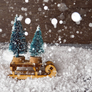圣诞概念, 玩具圣诞老人雪橇, 在雪地上的礼品盒和模糊散, 空木雪橇