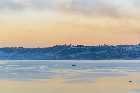 智利 Chiloe 岛的湖泊和丘陵景观